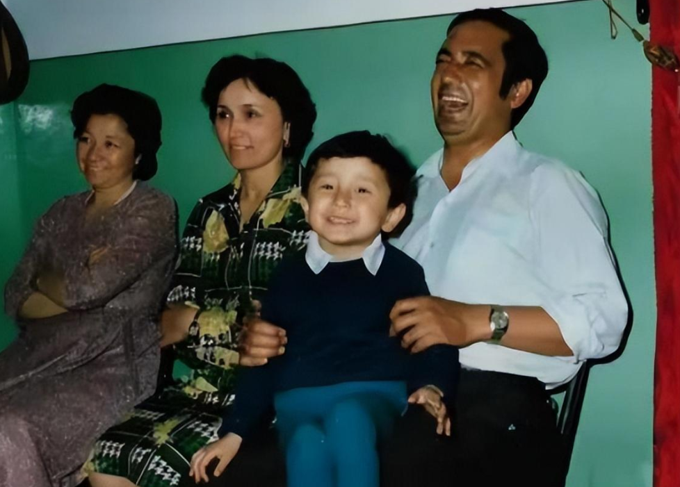 回顾尼格买提23岁进央视30岁娶新疆美女今40岁仍无一儿半女