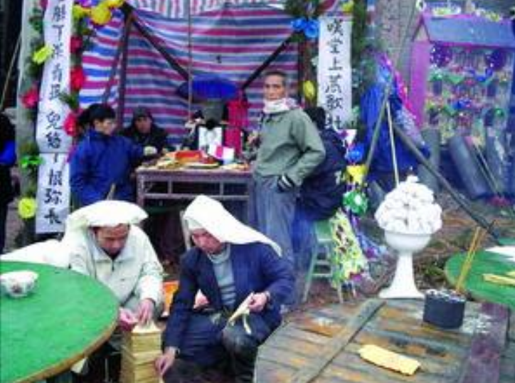 回顾李绍为千里背老乡尸首回家只为落叶归根却遭亲人仇视