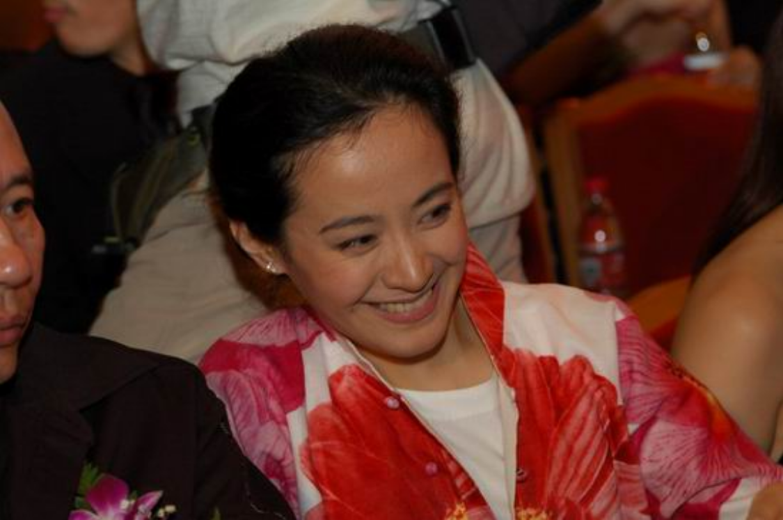 起初为了这段婚姻和感情,剧雪与何群都选择了忍耐,但感情这种东西,并