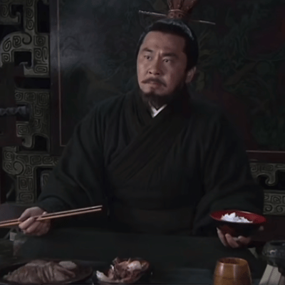 53岁陈建斌与65岁丁勇岱握手端坐不起身网友夫妻俩一种人