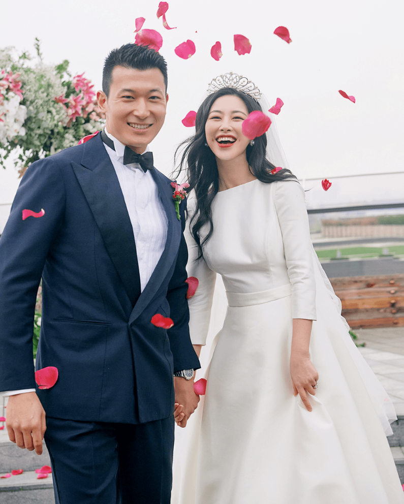 两人结婚的时候朱珠37岁,王昀佳只有35岁,婚后不到半年,朱珠就为