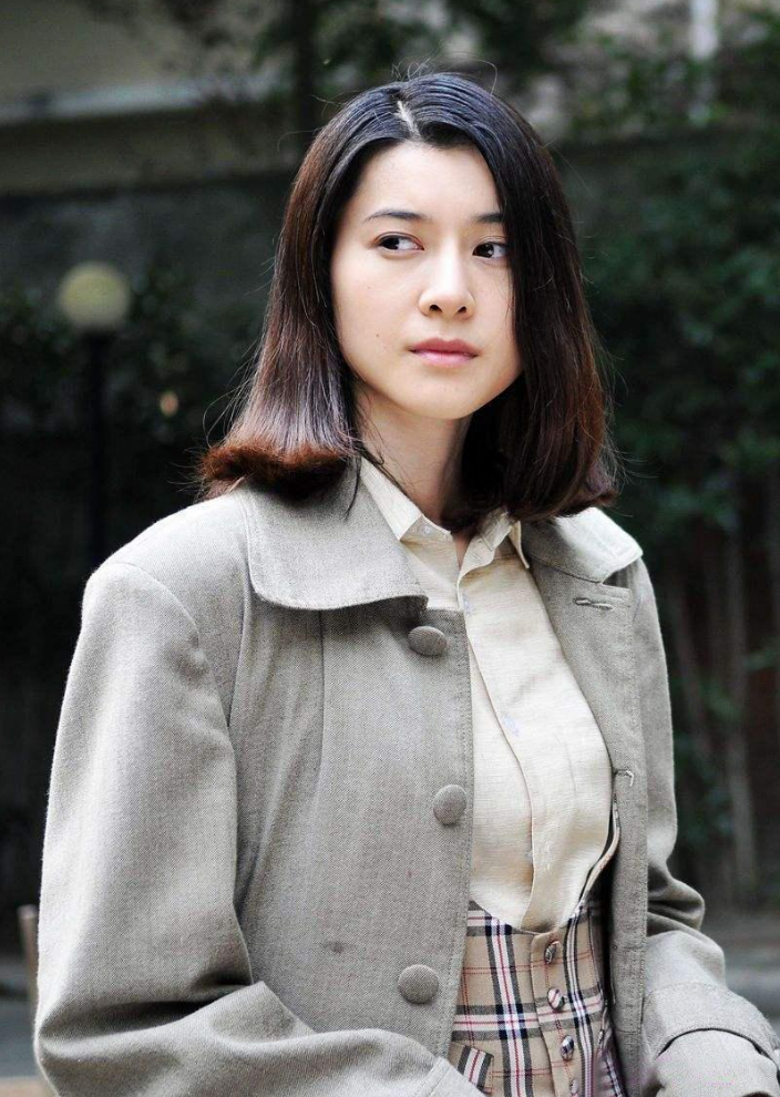 回顾黄海冰妻子甄锡嫁大12岁丈夫5年生一双儿女越活越美丽