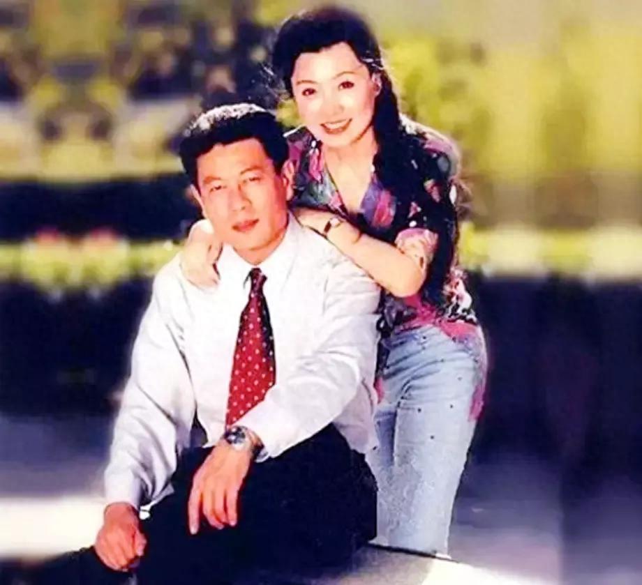 回顾巫刚离婚19年无儿无女62岁仍单身有陈瑾相伴余生不孤单