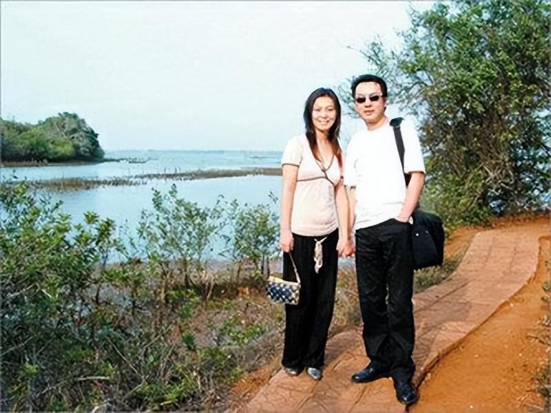 回顾国民妈妈荣容二婚嫁著名作家俩女儿漂亮有才53岁越活越美