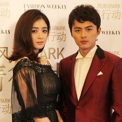 2015年3月12日,蒋欣在微博上发文,承认与相恋多年的男友叶祖新分手,让