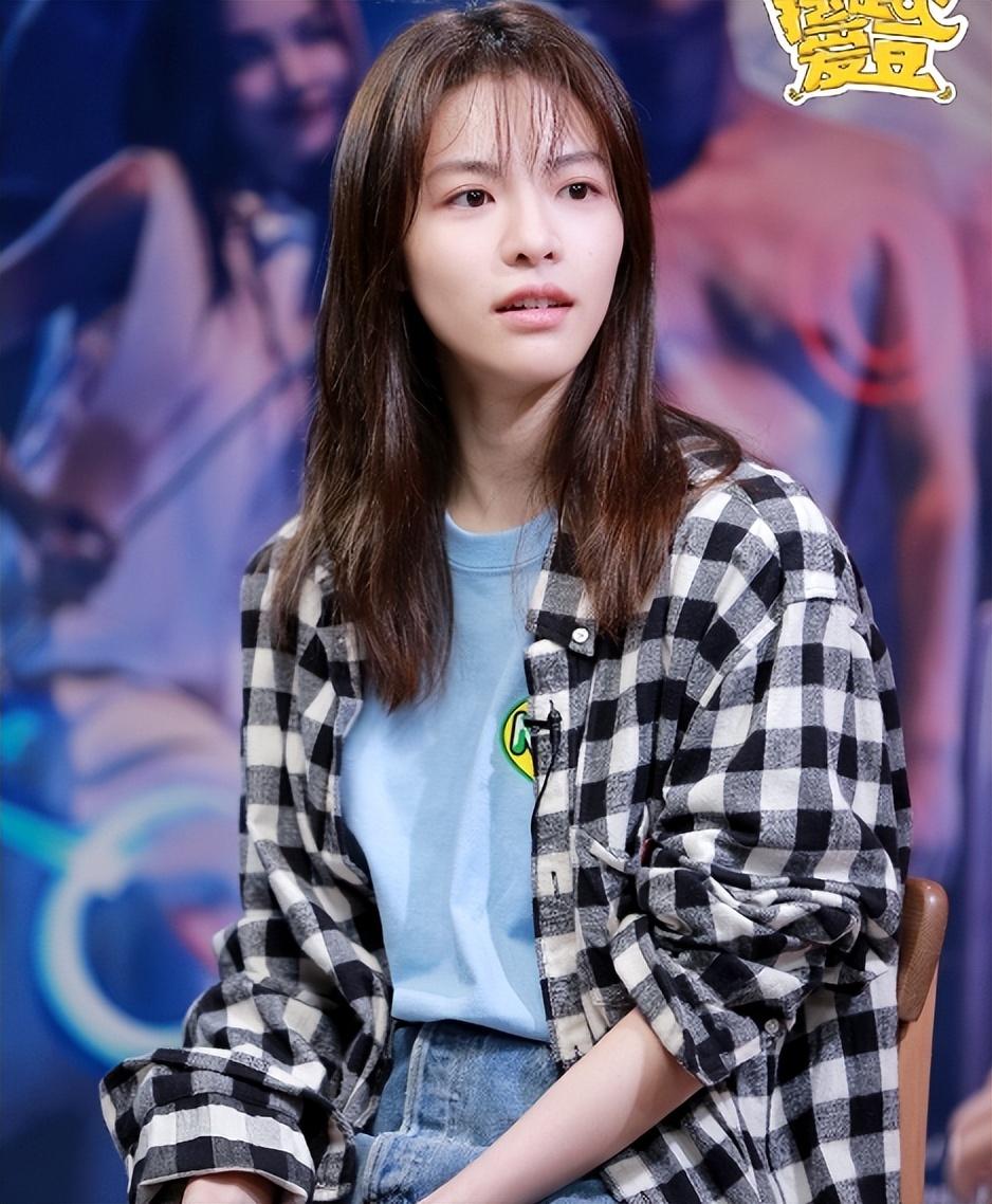 钟楚曦突然在微博上,表示自己要去做天后了,果不其然接下来,她的事业