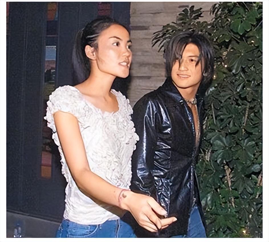 当时张国荣开玩笑的对王菲说:"你的笑都给了姓谢的小男孩了