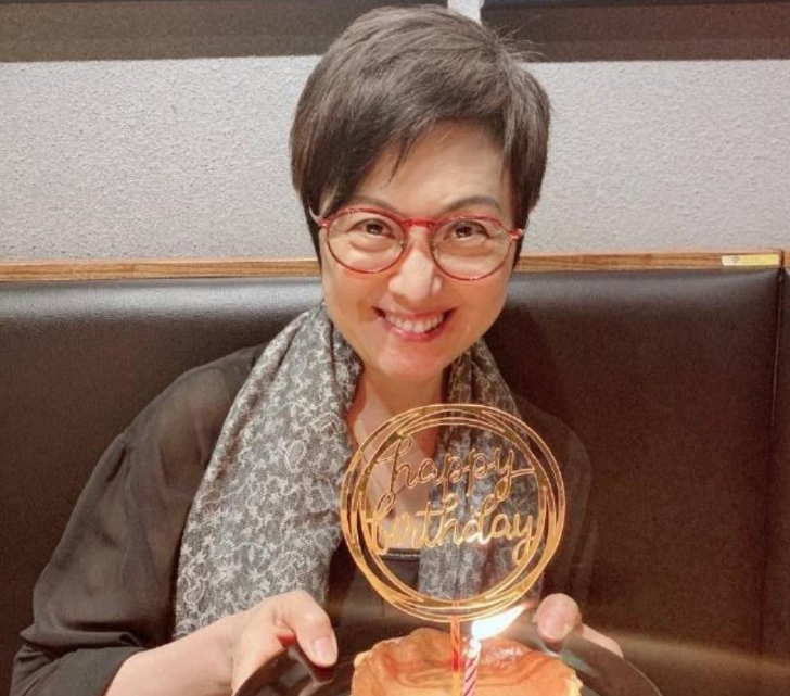 黑珍珠(欧阳佩珊饰)一身黑衣神秘又任性,不苟言笑,外刚内柔,有一点