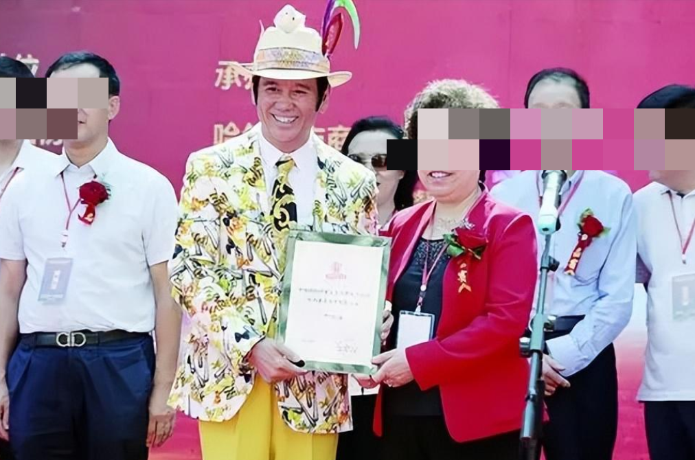 如今您走在哈尔滨的大街上还能看见甲继海穿着各种颜色的军装,配着