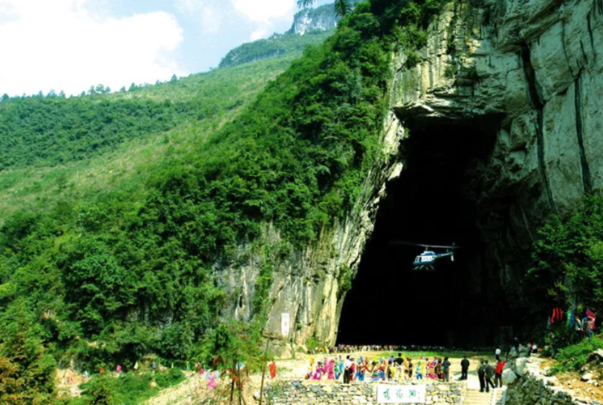 景区官方曾经在开发腾龙洞的时候,动用了真正的直升飞机,从洞中