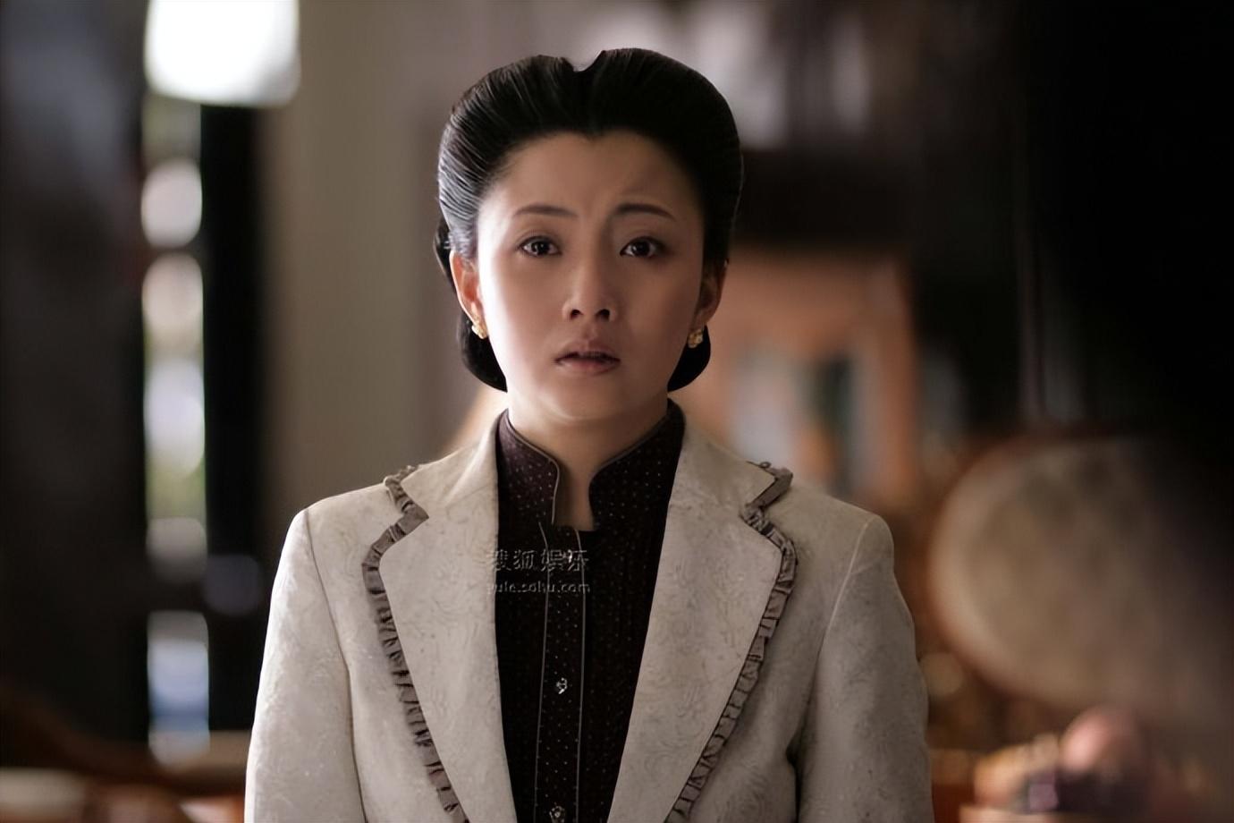 殷桃嘴上的黑痣在圈里应该没有第二个人有了,因为这颗痣长的位置,这些