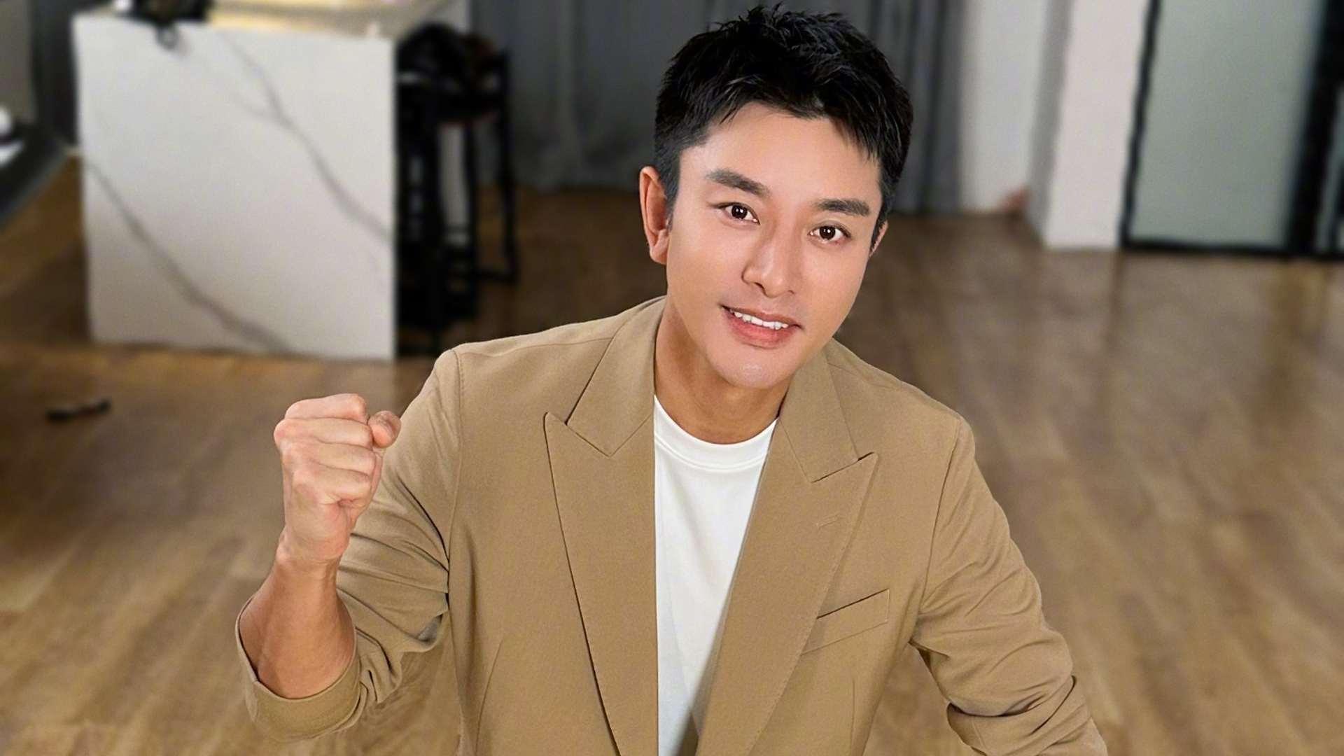 贾乃亮生日收甜馨定制奖杯,网友热议:父母的爱,孩子的光