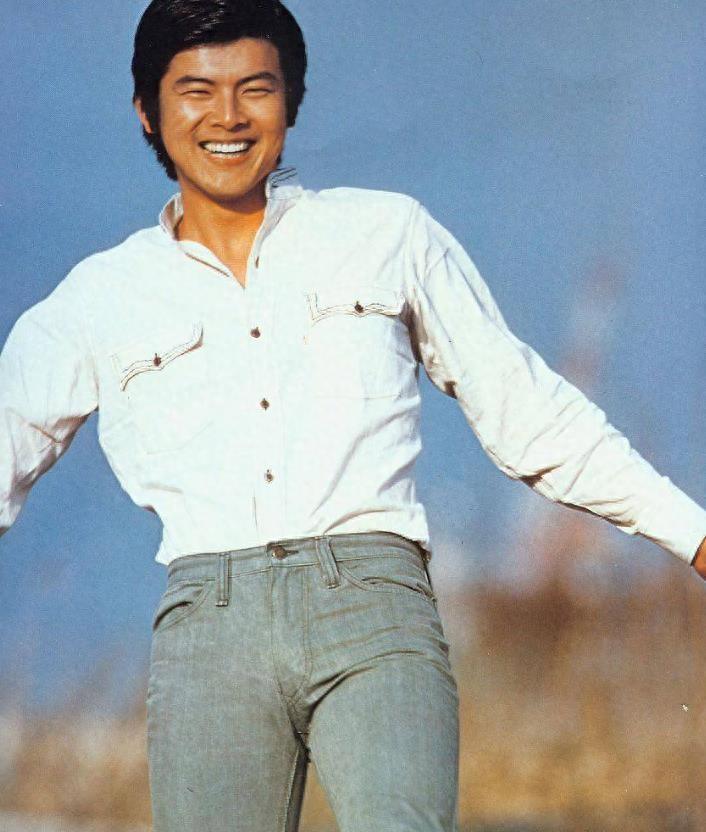 回顾71岁三浦友和头发花白依旧很帅两个儿子没有遗传他的高颜值