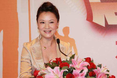 回顾东方卫视袁鸣53岁的她明显有些发福了昔日的女神感全无