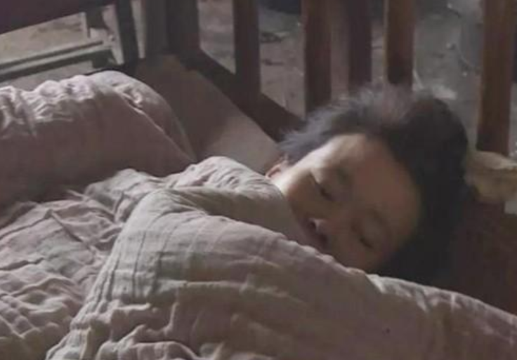 回顾:女子外出10年带回2个孩子,躲进被窝里睡了九年,