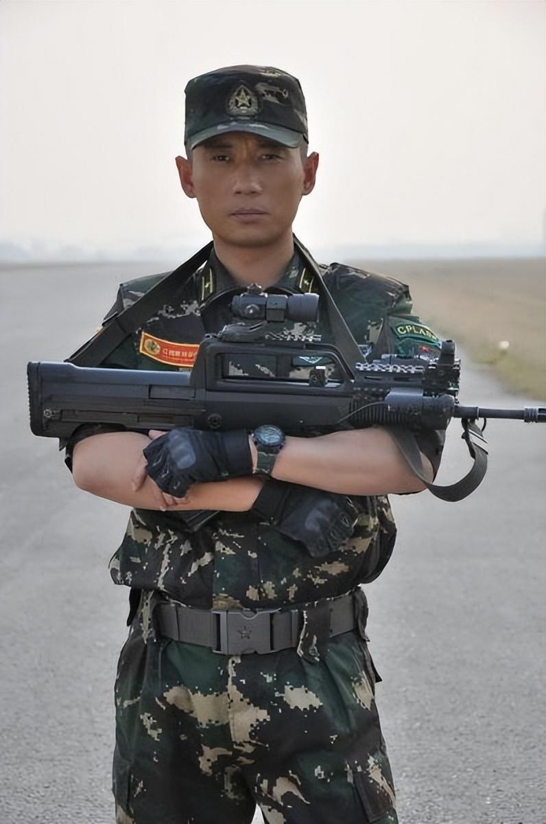 《特种兵之火凤凰》就是一部集结实力派演员,讲述女兵成长故事的热血