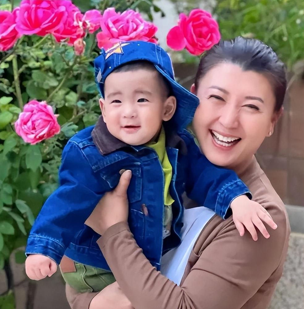 三,如今演员闫学晶的带娃生活