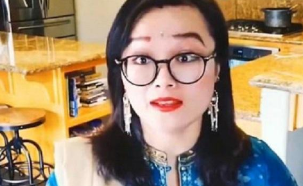 由于拉杰是印度顽固的仇华分子,而郑墨沫为了讨好丈夫