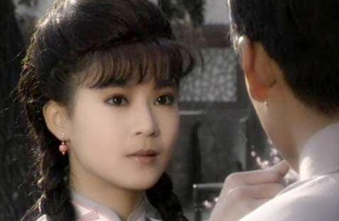 1990年,俞小凡被著名编剧,作家琼瑶相中,参演了琼瑶剧《六个梦》系列