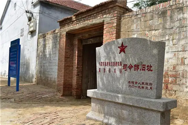 50年肖华刚调到北京路边瞥见香烟小贩这不是杀害黄骅的凶手吗