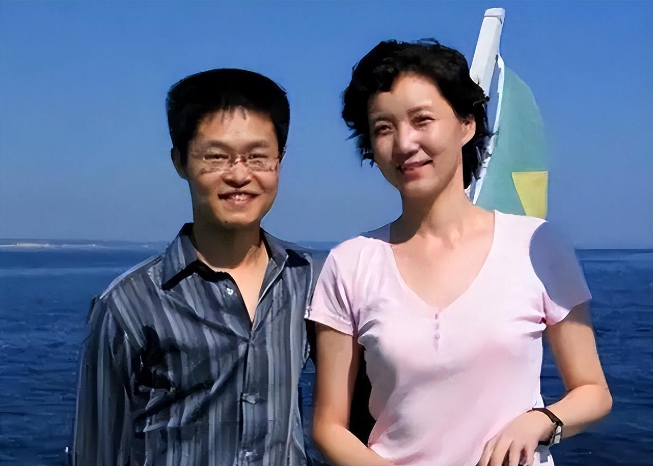 央视主播李修平3次高考均落榜主持26年0失误无儿无女也幸福