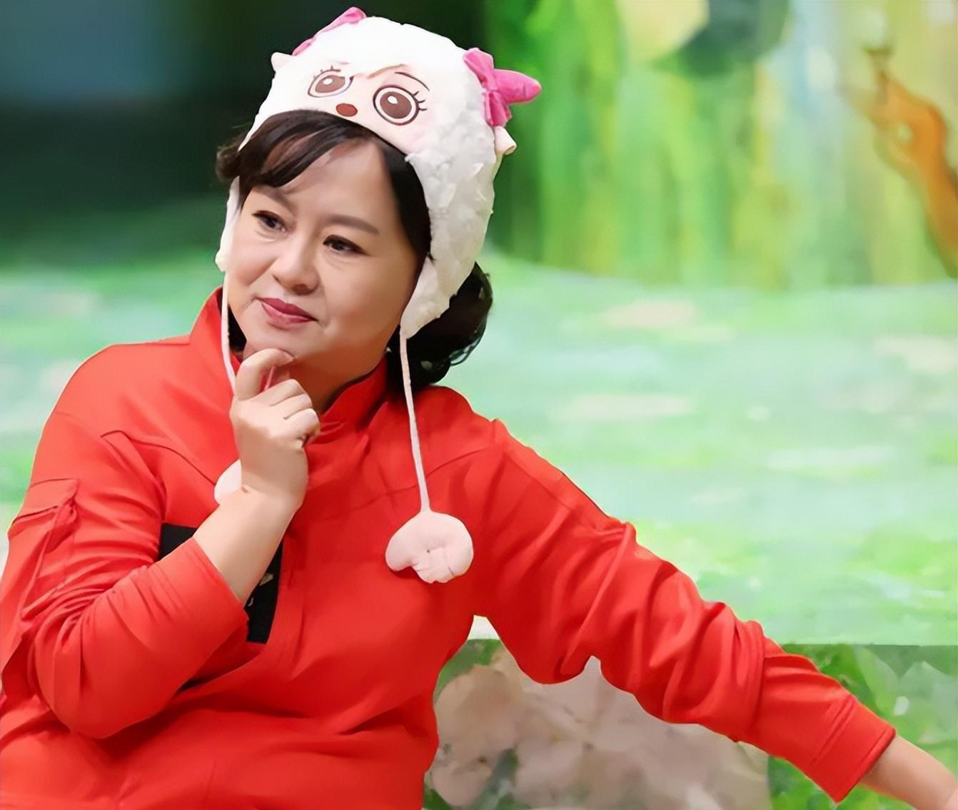 央视主持人鞠萍离异后44岁带儿子再嫁有苦有甜一切都值得