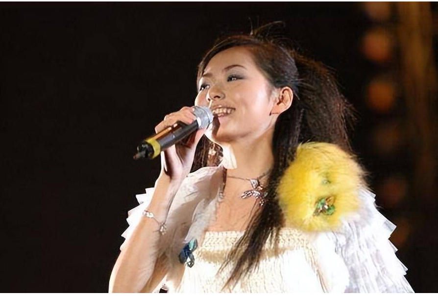 张靓颖被骗财骗色15年为其打乳钉最后支付了6个亿的分手费