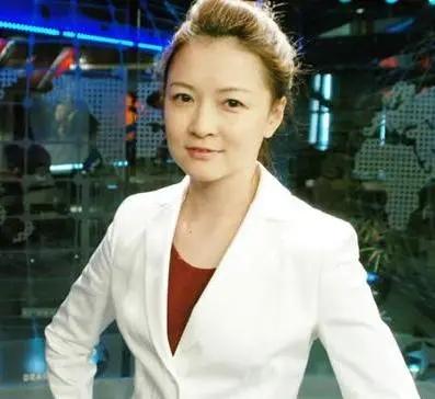 回顾东方卫视袁鸣53岁的她明显有些发福了昔日的女神感全无