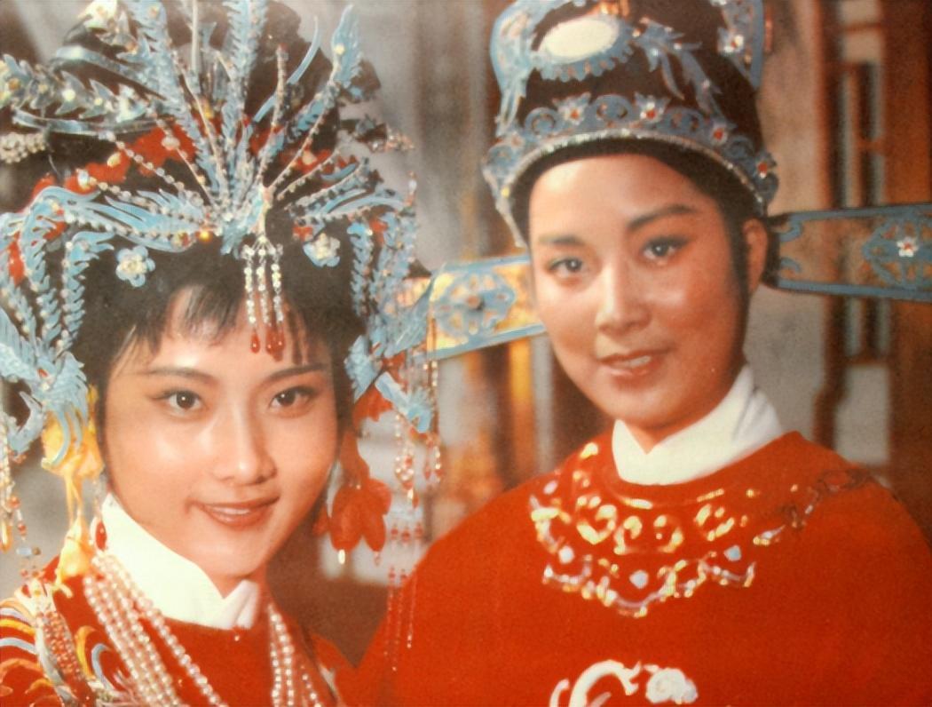 回顾何赛飞人见人夸长得美父亲为她不再婚只谈一次恋爱便结婚