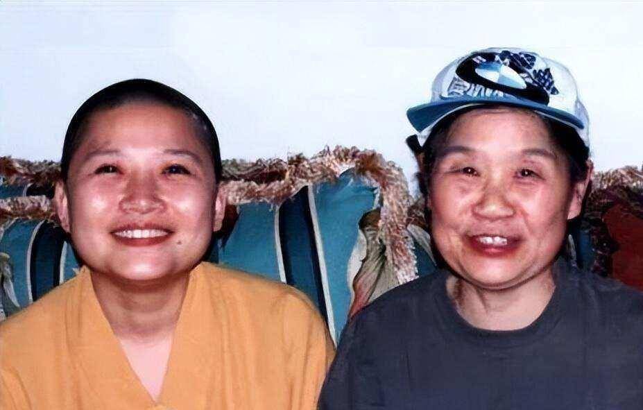 回顾李娜出家老母亲含泪陪她住寺庙如今她们过得怎样