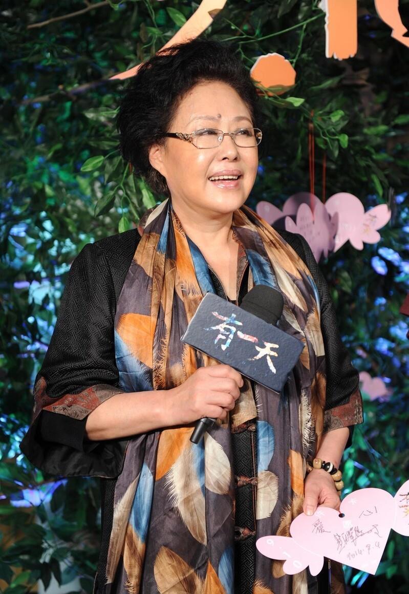 回顾斯琴高娃74岁垂垂老矣瑞士老公已去世现依旧在国内拍戏