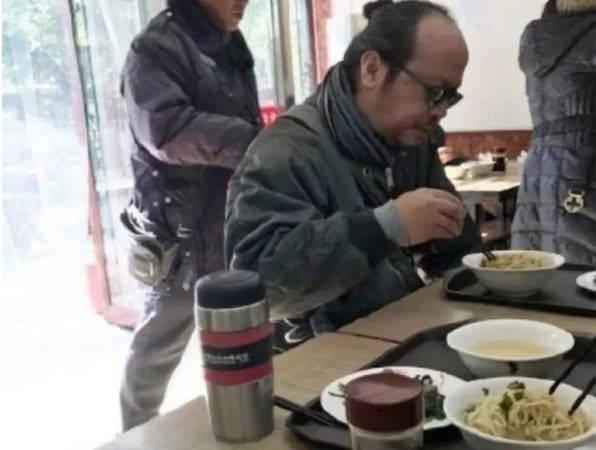 回顾王菲的前夫窦唯过气后省吃俭用给两个女儿一人一套房