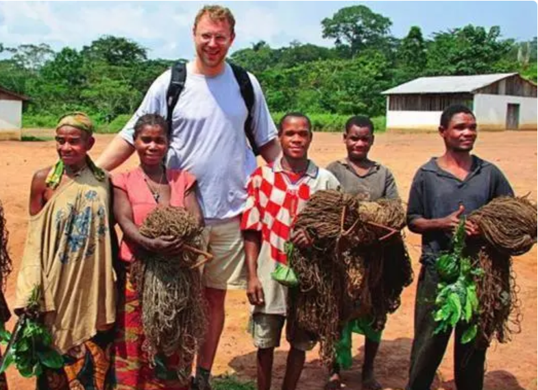 1865年非洲发现一矮人族成人身高13米8岁就发育成熟结婚生子