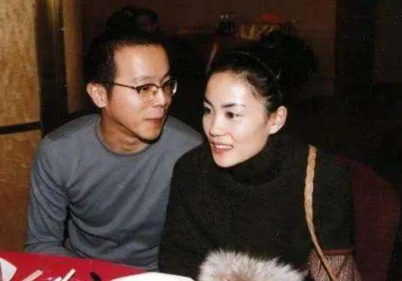 回顾王菲的前夫窦唯过气后省吃俭用给两个女儿一人一套房