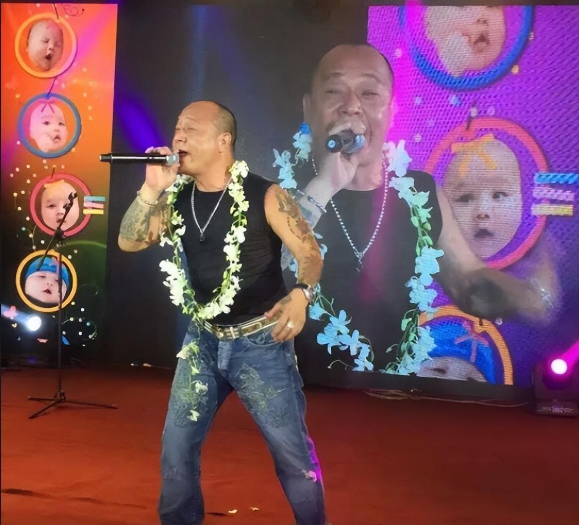 陈浩南(郑伊健饰)长相俊朗高大,重情重义,无论是在漫画还是电影中,都