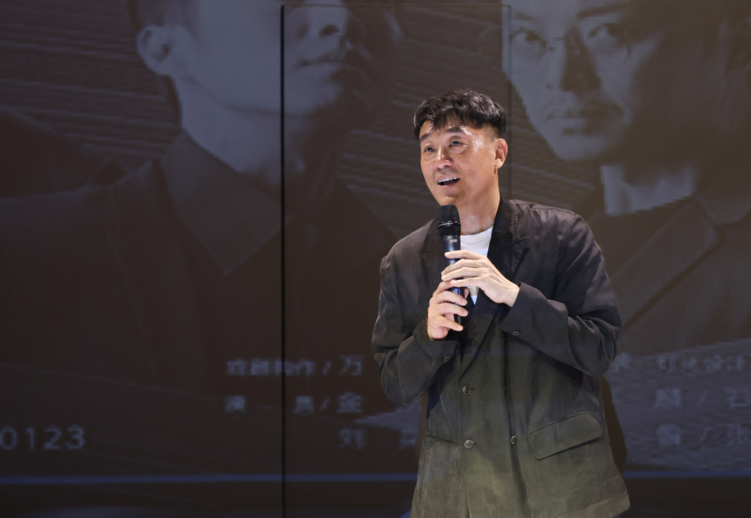 尽管李海洋并不在意他的名气和收入,可结婚后的何冰不想让媳妇跟自己