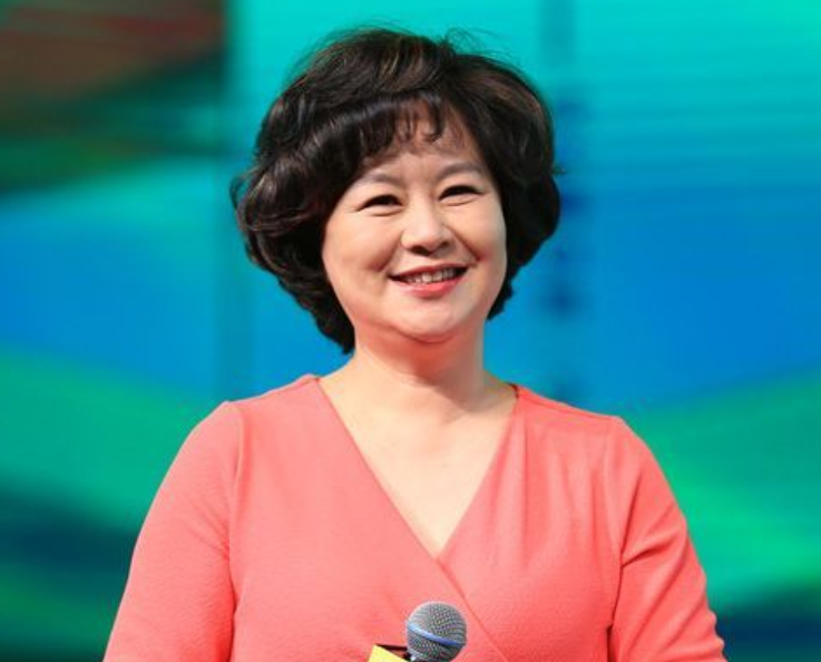 央视主持人鞠萍离异后44岁带儿子再嫁有苦有甜一切都值得