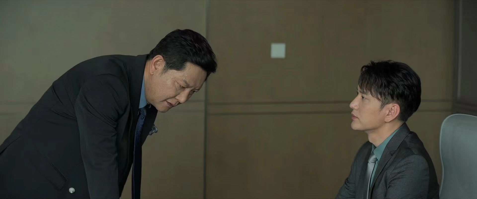 今天的她们难怪女王佘诗曼被男宠刘思源反杀你看他都做了啥