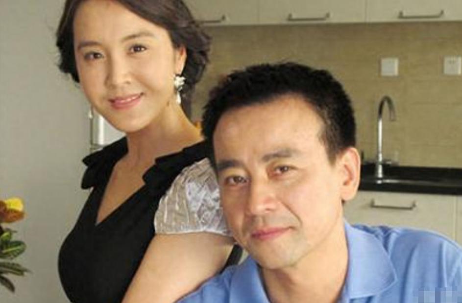 回顾演员罗钢娶小23岁郝蕾陪娇妻战胜遗传病48岁老来得子