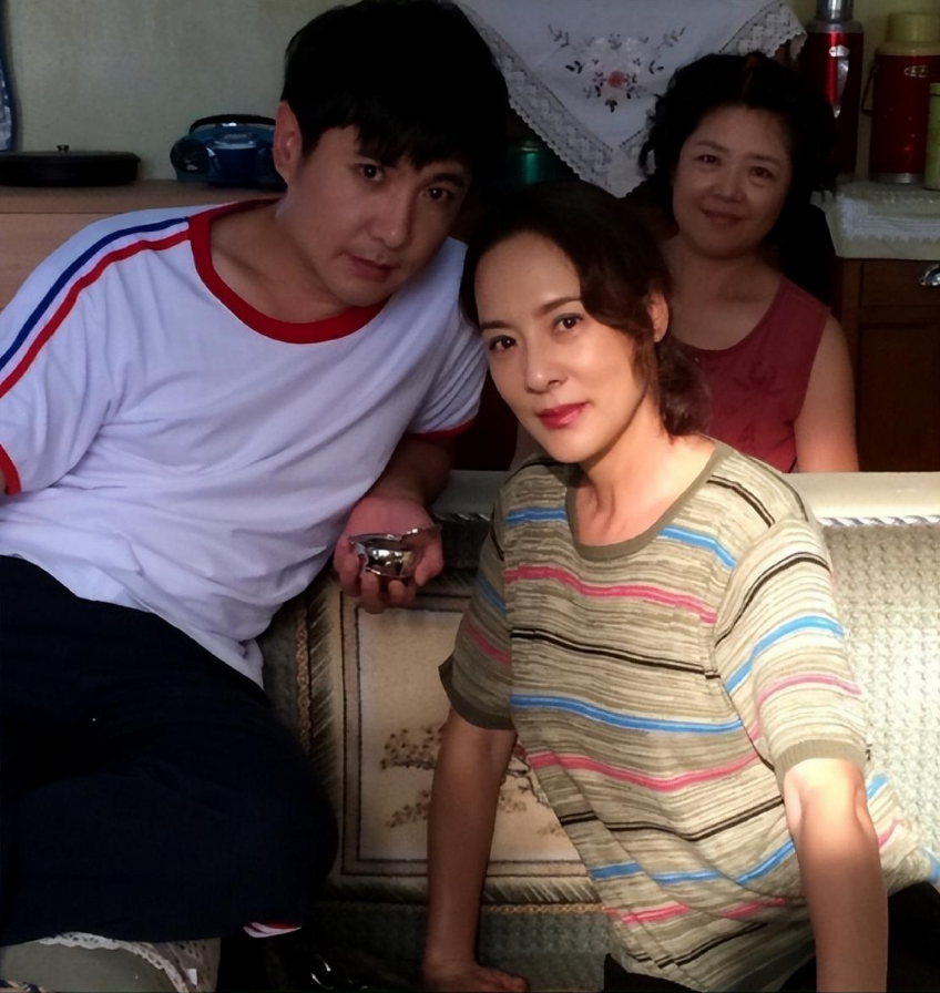 回顾李萍丈夫病重时忙着拍戏丈夫去世5年她的坚持让人泪目