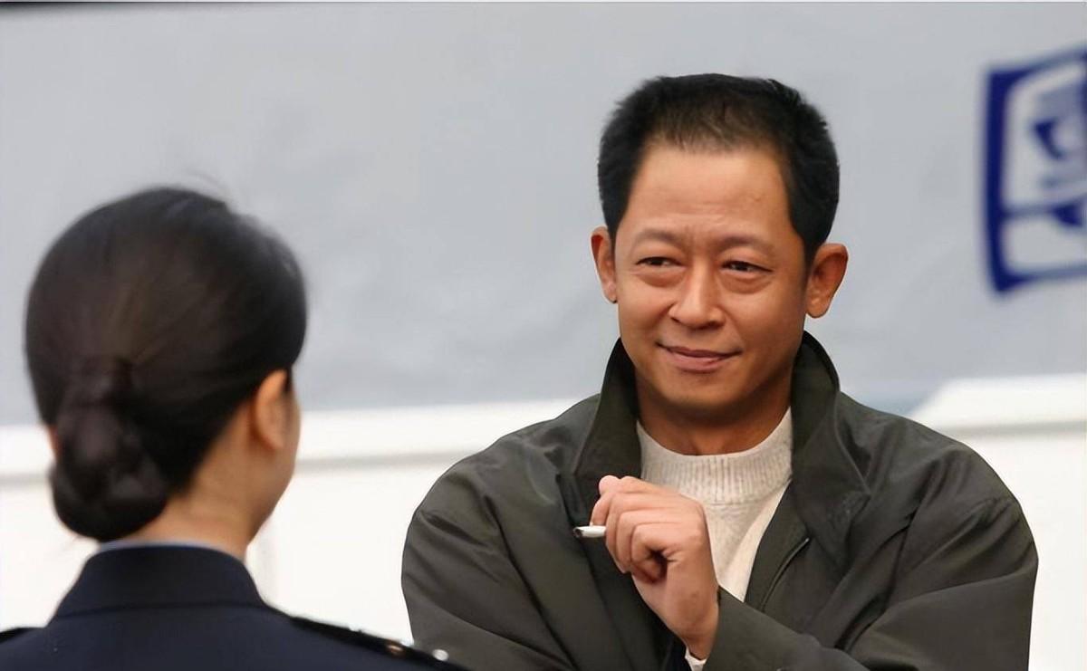 片场休息时,一名记者想要对王志文进行一个简短的采访,可是时间不凑巧