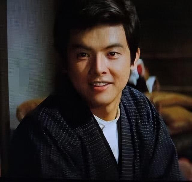 回顾71岁三浦友和头发花白依旧很帅两个儿子没有遗传他的高颜值