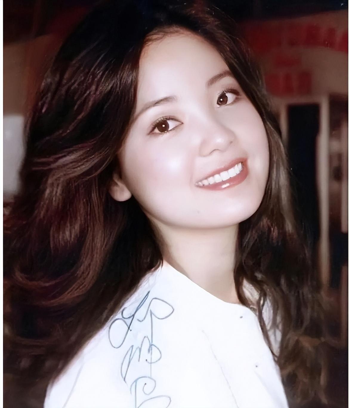 是成龙故意气邓丽君的,自己不懂得法文,看到菜单的时候,脾气就上来了