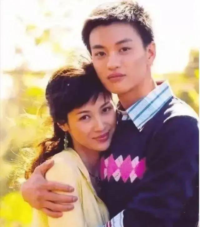 回顾昔日女神情断周一围后嫁富豪如今负债过亿太惨了