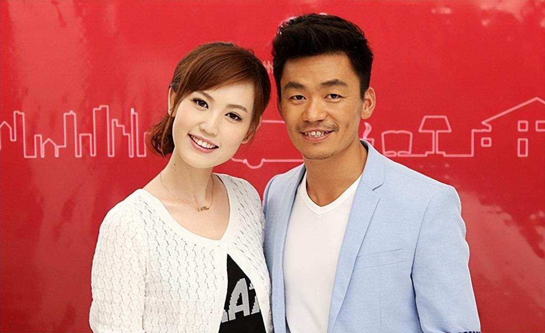 在采访中王宝强根本不敢看马蓉的眼睛,但是两人也很顺利的完成了交流