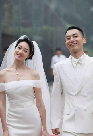 知道朱亚文在外拍戏不容易,沈佳妮便辞掉工作,在家照顾孩子和双方父母