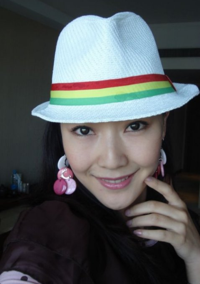 回顾阿斯茹嫁给谷智鑫结婚9年生两子如今一家四口很幸福