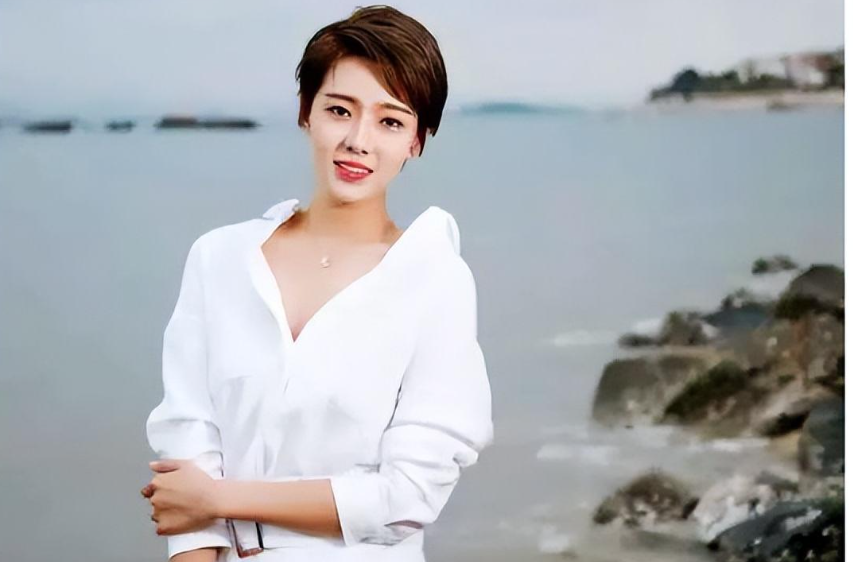 恰好得知赵本山要来学校挑选角色,于是老师和同学们都建议曹佳睿去