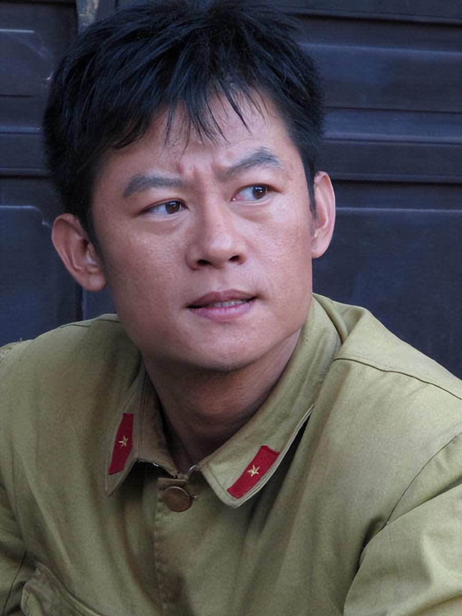 李健从小就在部队大院里生活,因为他的父母都是军人,他也就是军人的