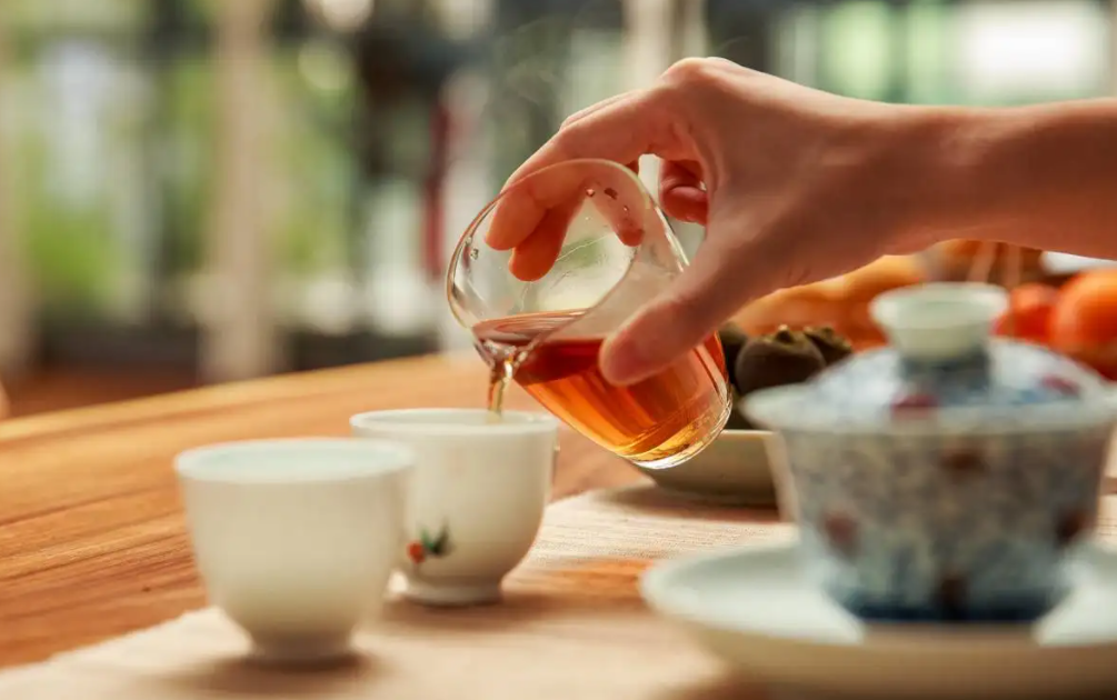 上班,但因为还在假期,所以公司也没有什么事要忙,高秀丽打电话过来时